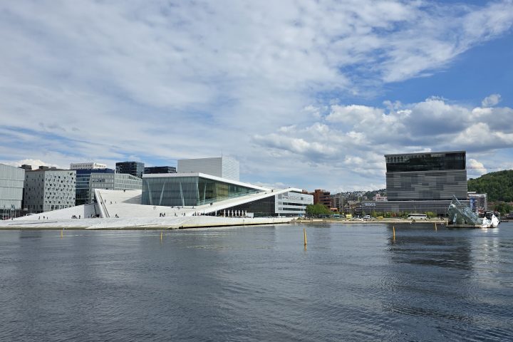 Moderne Oper Oslo mit begehbarem Dach und Blick auf den Oslofjord