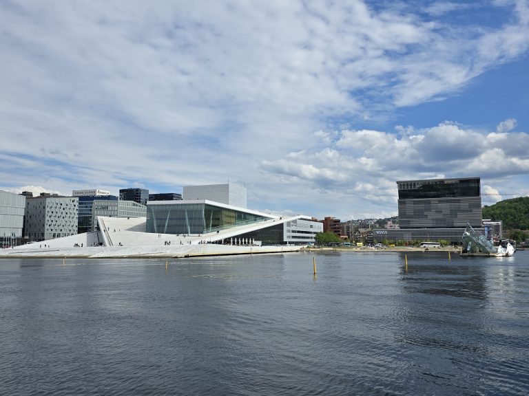 Moderne Oper Oslo mit begehbarem Dach und Blick auf den Oslofjord
