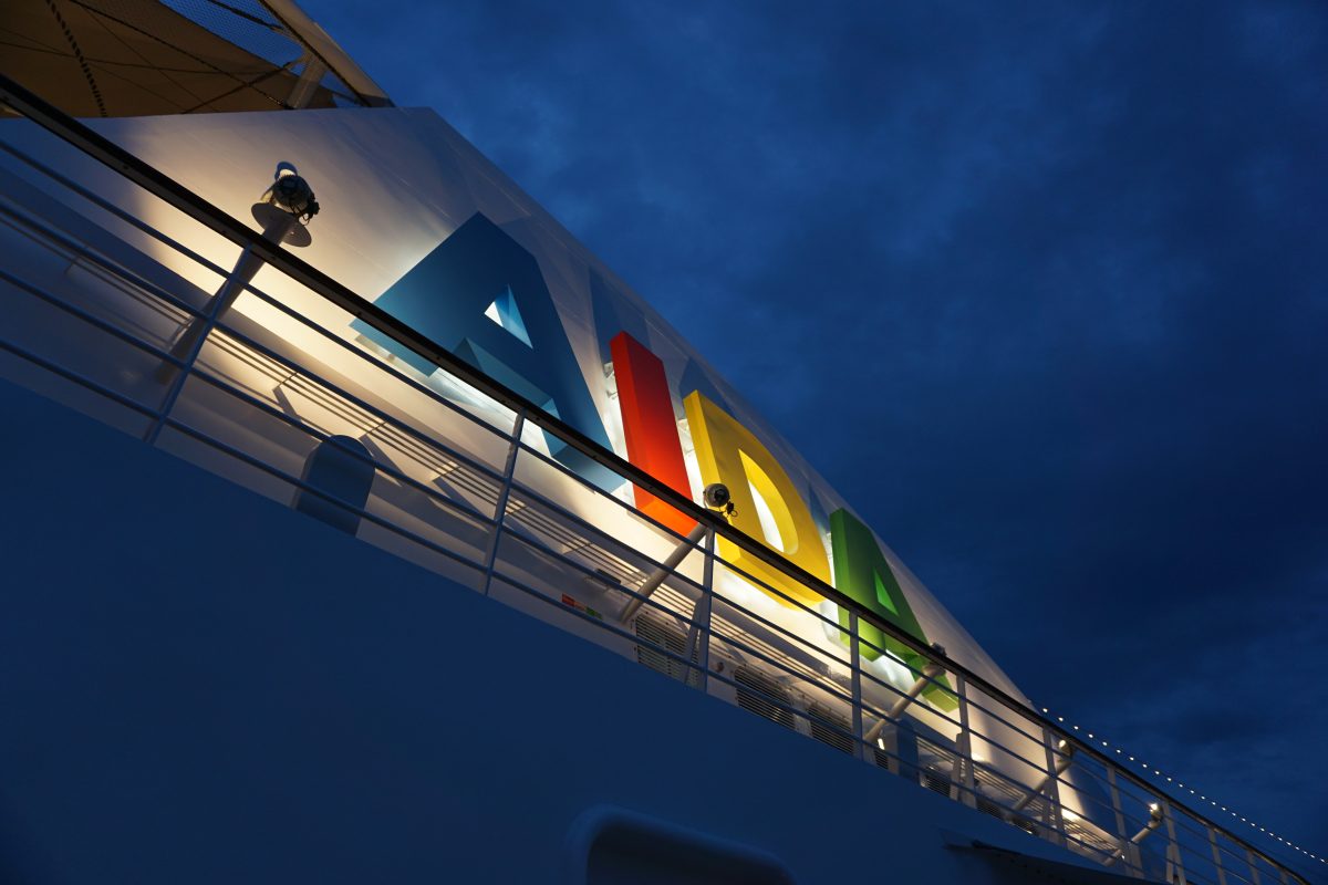 Aida Logo auf Schiff am Abend